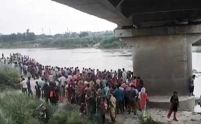 नदी में गिरे सभी 8 लोगों के शव बरामद... 15 घंटों तक चला रेस्क्यू अभियान.... ट्रैक्टर-ट्रॉली सहित नदी में गिरे थे ये लोग नदी में गिरे सभी 8 लोगों के शव बरामद... 15 घंटों तक चला रेस्क्यू अभियान.... ट्रैक्टर-ट्रॉली सहित नदी में गिरे थे ये लोग