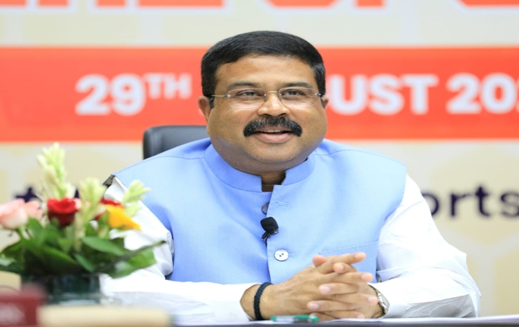 सरकार स्कूली पाठ्यक्रम में खेल और उनसे जुड़ी विभिन्न गतिविधियों को शामिल करने की दिशा में कार्य कर रही है सरकार स्कूली पाठ्यक्रम में खेल और उनसे जुड़ी विभिन्न गतिविधियों को शामिल करने की दिशा में कार्य कर रही है