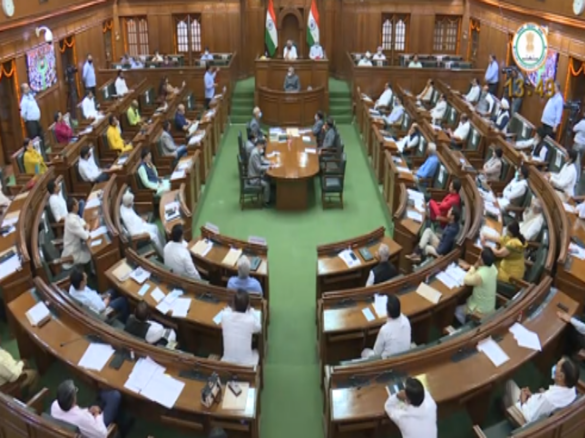 विधायकों के रातभर चले प्रदर्शन के बाद दिल्ली विधानसभा परिसर में सांसदों के प्रवेश पर लगी रोक विधायकों के रातभर चले प्रदर्शन के बाद दिल्ली विधानसभा परिसर में सांसदों के प्रवेश पर लगी रोक