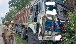 ट्रक की चपेट में आने से मोटरसाइकिल सवार महिला समेत तीन लोगों की मौत ट्रक की चपेट में आने से मोटरसाइकिल सवार महिला समेत तीन लोगों की मौत