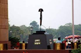 इंडिया गेट पर अमर जवान ज्योति को याद कर रहे पर्यटक इंडिया गेट पर अमर जवान ज्योति को याद कर रहे पर्यटक