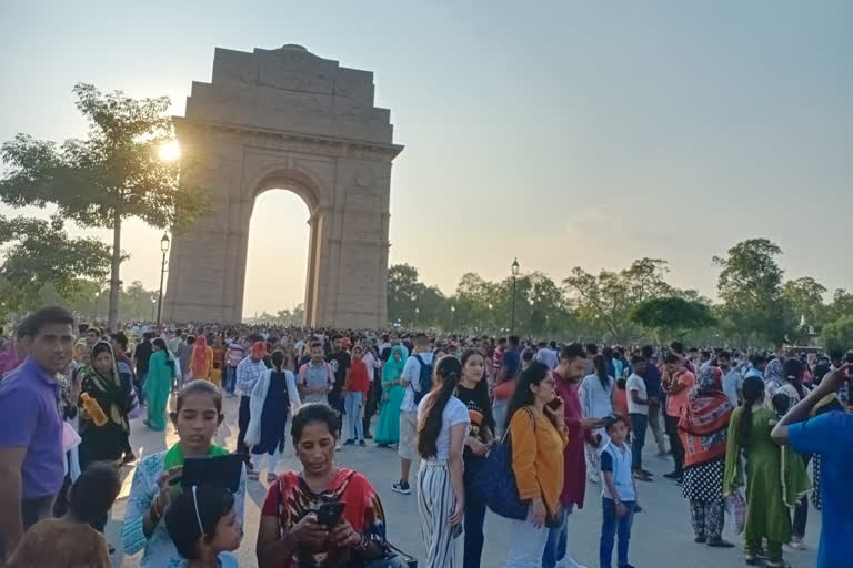 बड़ी संख्या में लोग पिकनिक मनाने कर्तव्य पथ पहुंचे बड़ी संख्या में लोग पिकनिक मनाने कर्तव्य पथ पहुंचे