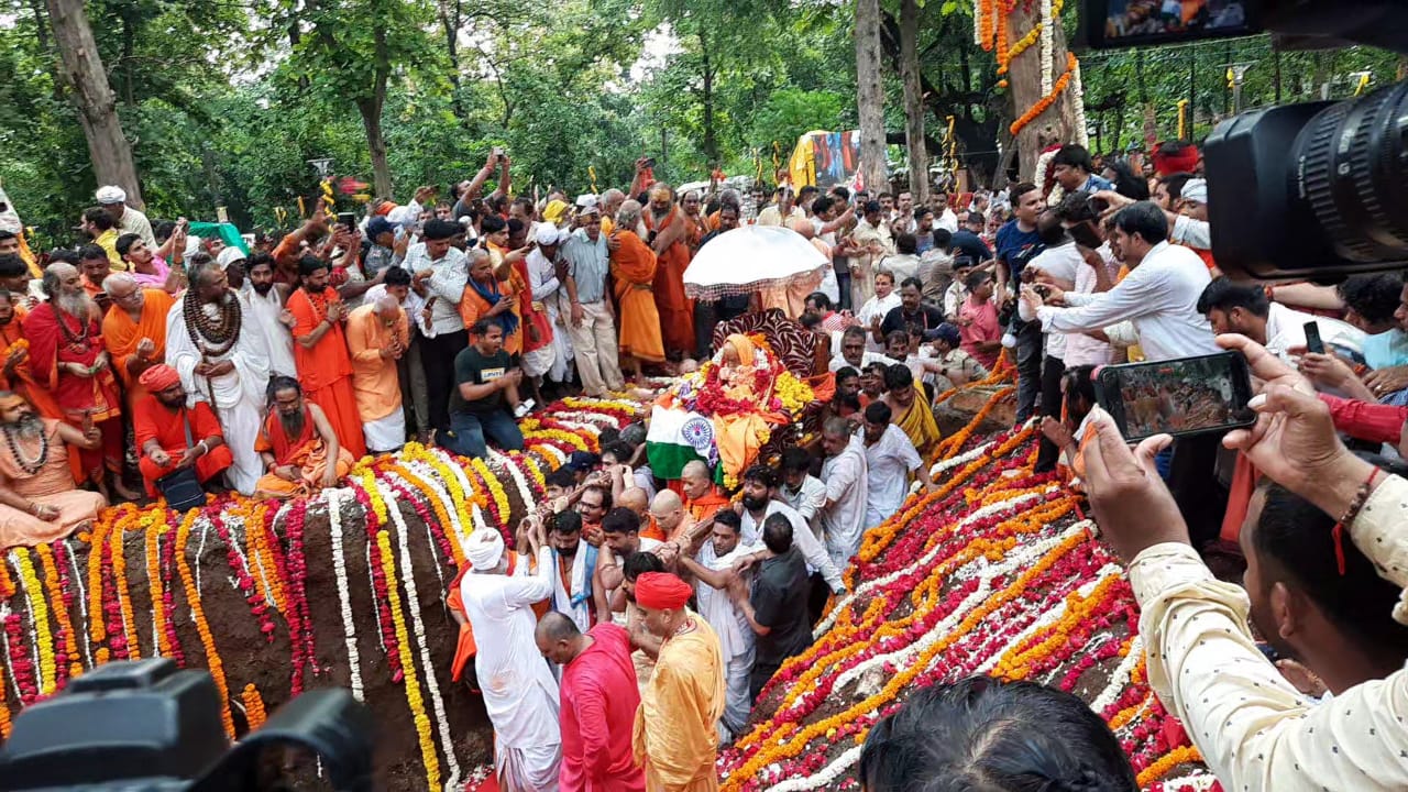 जगतगुरु शंकराचार्य स्वामी स्वरूपानंद सरस्वती का राजकीय सम्मान के साथ किया गया अंतिम संस्कार जगतगुरु शंकराचार्य स्वामी स्वरूपानंद सरस्वती का राजकीय सम्मान के साथ किया गया अंतिम संस्कार