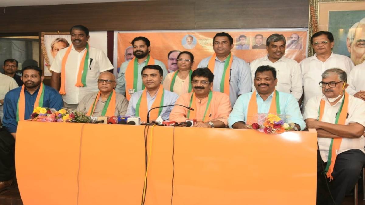 गोवा में कांग्रेस के आठ विधायक भाजपा में शामिल, मुख्यमंत्री ने ली चुटकी गोवा में कांग्रेस के आठ विधायक भाजपा में शामिल, मुख्यमंत्री ने ली चुटकी