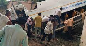 बस पुल के नीचे गिरी, छह यात्रियों की मौत, कई अन्य घायल बस पुल के नीचे गिरी, छह यात्रियों की मौत, कई अन्य घायल