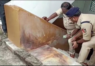 स्कूल की छत पर बम विस्फोट स्कूल की छत पर बम विस्फोट