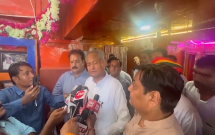 राजस्थान में सचिन पायलट को मुख्यमंत्री बनने से रोकने के लिए 90 से अधिक कांग्रेसी और निर्दलीय विधायकों ने इस्तीफा दिया राजस्थान में सचिन पायलट को मुख्यमंत्री बनने से रोकने के लिए 90 से अधिक कांग्रेसी और निर्दलीय विधायकों ने इस्तीफा दिया