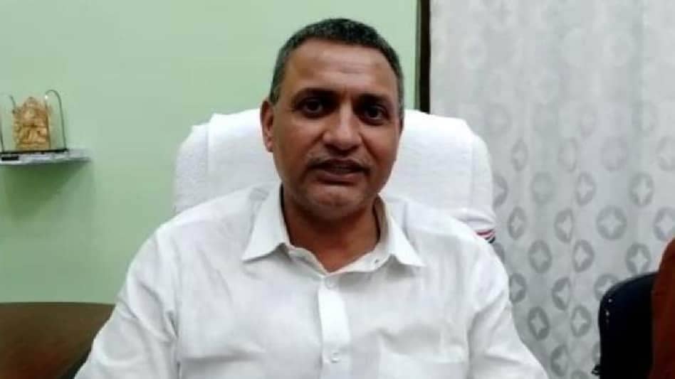 कृषि मंत्री का इस्तीफा, अफसरों पर लगाए थे भ्रष्टाचार के आरोप कृषि मंत्री का इस्तीफा, अफसरों पर लगाए थे भ्रष्टाचार के आरोप