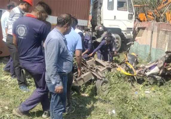 तिपहिया वाहन से टकराया ट्रक, 10 लोगों की मौत, सात घायल तिपहिया वाहन से टकराया ट्रक, 10 लोगों की मौत, सात घायल