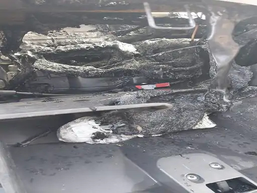 चलती गाड़ी में लगी आग...बाल बाल बचे कार सवार पति पत्नी...! चलती गाड़ी में लगी आग...बाल बाल बचे कार सवार पति पत्नी...!