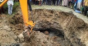 मिट्टी खुदाई के दौरान हुए हादसे में तीन युवतियों की मौत मिट्टी खुदाई के दौरान हुए हादसे में तीन युवतियों की मौत