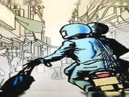 तीन अज्ञात बदमाशों ने बैंक के खजांची पर गोलीबारी कर नकदी लूटी तीन अज्ञात बदमाशों ने बैंक के खजांची पर गोलीबारी कर नकदी लूटी