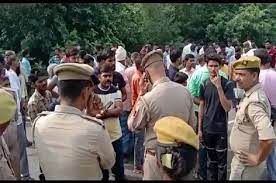 स्कूल जा रहे तीन बच्चों की कार से कुचलकर मौत स्कूल जा रहे तीन बच्चों की कार से कुचलकर मौत