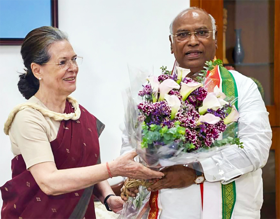 खड़गे कांग्रेस अध्यक्ष निर्वाचित, थरूर को 6,825 मतों से हराया खड़गे कांग्रेस अध्यक्ष निर्वाचित, थरूर को 6,825 मतों से हराया