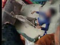 चोरी के इल्जाम में दो नाबालिग लड़कों को गाड़ी से बांधकर पीटा और घसीटा गया! चोरी के इल्जाम में दो नाबालिग लड़कों को गाड़ी से बांधकर पीटा और घसीटा गया!