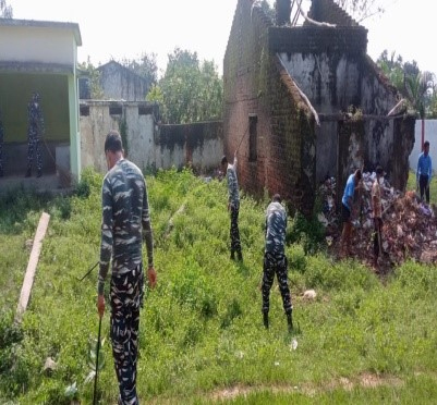 वाराणसी में हरियाली के लिए सीआरपीएफ जवान लगा रहे पौधे वाराणसी में हरियाली के लिए सीआरपीएफ जवान लगा रहे पौधे