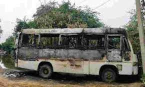 सड़क पर खड़ी पुलिस की बस में लगी आग, कोई हताहत नहीं सड़क पर खड़ी पुलिस की बस में लगी आग, कोई हताहत नहीं