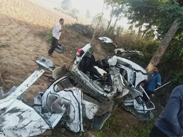 पेड़ से टकराकर चकनाचूर हुई क्रेटा कार...! तीन लोगों की मौत, एक गंभीर... पेड़ से टकराकर चकनाचूर हुई क्रेटा कार...! तीन लोगों की मौत, एक गंभीर...