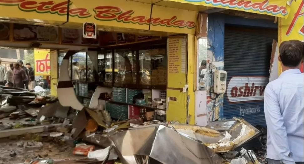 तेज रफ्तार कार दुकान में घुसी: एक व्यक्ति की मौत तेज रफ्तार कार दुकान में घुसी: एक व्यक्ति की मौत