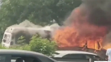 चलती बस में अचानक आग लगी, यात्रियों ने कूदकर बचाई जान चलती बस में अचानक आग लगी, यात्रियों ने कूदकर बचाई जान