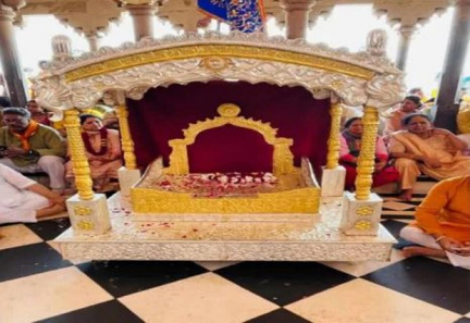 6 करोड़ के सिंहासन पर विराजमान हुईं राधा-रानी...बरसाना में भक्तों ने दान किया स्वर्ण -रजत सिंहासन....10 ज्वैलर्स ने 6 महीने में बनाया 6 करोड़ के सिंहासन पर विराजमान हुईं राधा-रानी...बरसाना में भक्तों ने दान किया स्वर्ण -रजत सिंहासन....10 ज्वैलर्स ने 6 महीने में बनाया