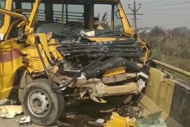 स्कूल बस दुर्घटनाग्रस्त, हादसे में 2 बच्चों समेत तीन घायल स्कूल बस दुर्घटनाग्रस्त, हादसे में 2 बच्चों समेत तीन घायल