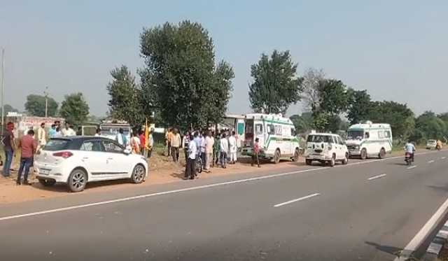 टायर फटने के बाद जीप पलट गई...स्कूली छात्र सहित 2 लोगों की मौत. .5 घायल टायर फटने के बाद जीप पलट गई...स्कूली छात्र सहित 2 लोगों की मौत. .5 घायल