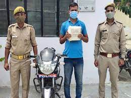 फर्जी पुलिसकर्मी बन लोगों पर रौब झाड़ने वाला व्यक्ति गिरफ्तार फर्जी पुलिसकर्मी बन लोगों पर रौब झाड़ने वाला व्यक्ति गिरफ्तार