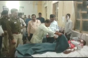 राजमार्ग पर काम कर रहे मजदूरों को कार ने कुचला, चार की मौत राजमार्ग पर काम कर रहे मजदूरों को कार ने कुचला, चार की मौत