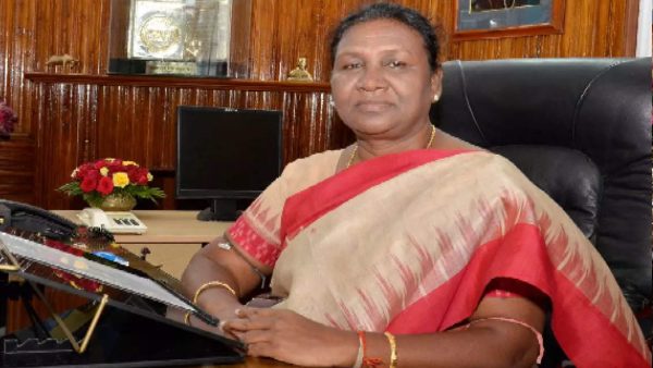 राष्ट्रपति द्रौपदी मुर्मू की मोतियाबिंद की सर्जरी की गई राष्ट्रपति द्रौपदी मुर्मू की मोतियाबिंद की सर्जरी की गई