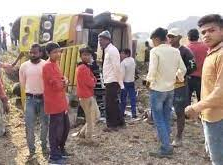 स्टेयरिंग फेल होने से बस पलटी; 15 यात्री घायल, इनमें 2 गंभीर स्टेयरिंग फेल होने से बस पलटी; 15 यात्री घायल, इनमें 2 गंभीर