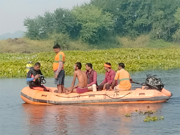 नाव पलटी....2 की मौत, 6 लोगों को सुरक्षित निकाला गया नाव पलटी....2 की मौत, 6 लोगों को सुरक्षित निकाला गया