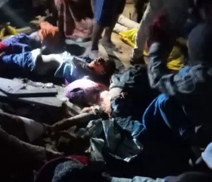 पूजा कर रहे 30 लोगों को ट्रक ने कुचला:8 की मौत.... पूजा कर रहे 30 लोगों को ट्रक ने कुचला:8 की मौत....