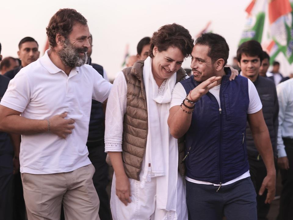 भारत जोड़ो यात्रा : प्रियंका ने राहुल के साथ लगातार दूसरे दिन की कदमताल, ओंकारेश्वर की ओर बढ़ा कारवां भारत जोड़ो यात्रा : प्रियंका ने राहुल के साथ लगातार दूसरे दिन की कदमताल, ओंकारेश्वर की ओर बढ़ा कारवां