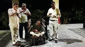 अंधविश्वास को दूर करने के लिए महाराष्ट्र के एक व्यक्ति ने श्मशान में मनाया जन्मदिन अंधविश्वास को दूर करने के लिए महाराष्ट्र के एक व्यक्ति ने श्मशान में मनाया जन्मदिन