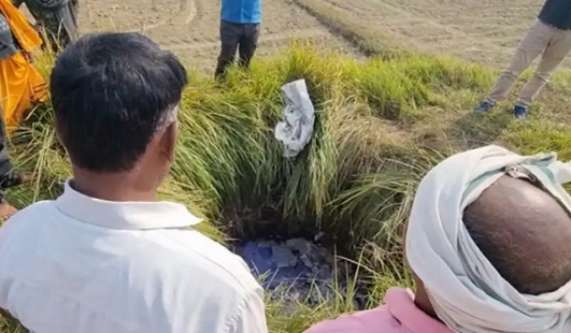 कुएं में भारी मात्रा में सरकारी दवाएं मिलीं, सीएमओ ने जांच के आदेश दिए कुएं में भारी मात्रा में सरकारी दवाएं मिलीं, सीएमओ ने जांच के आदेश दिए