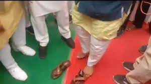 ऊर्जा मंत्री ने 66 दिन बाद पहनी चप्पलें, सड़क की मरम्मत नहीं होने से थे नाराज ऊर्जा मंत्री ने 66 दिन बाद पहनी चप्पलें, सड़क की मरम्मत नहीं होने से थे नाराज