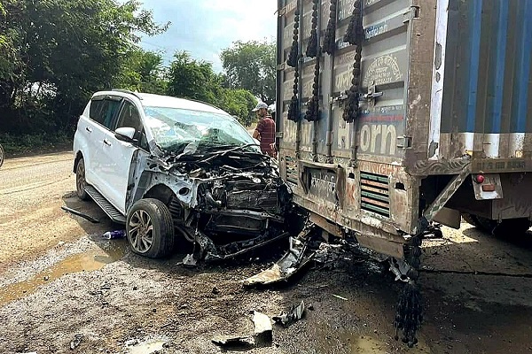 गुजरात जा रही कार पालघर में ट्रक से टकराई, तीन लोगों की मौत, चार अन्य घायल गुजरात जा रही कार पालघर में ट्रक से टकराई, तीन लोगों की मौत, चार अन्य घायल