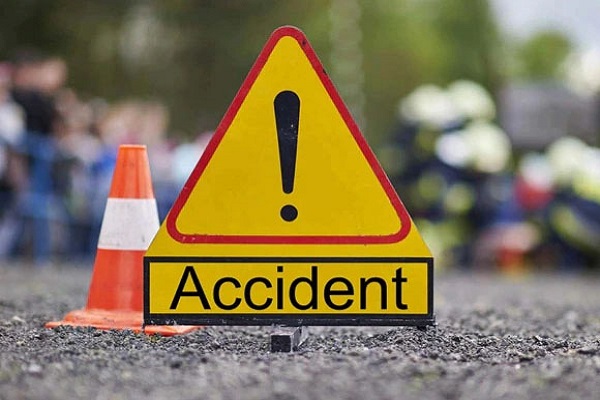 घने कोहरे के बीच ट्रक से टकराई रोडवेज बस, दो की मौत घने कोहरे के बीच ट्रक से टकराई रोडवेज बस, दो की मौत