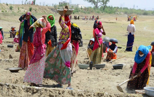 निर्माण क्षेत्र में पुरुषों की तुलना में महिला श्रमिकों को मिलती है 30-40 प्रतिशत कम मजदूरी: रिपोर्ट निर्माण क्षेत्र में पुरुषों की तुलना में महिला श्रमिकों को मिलती है 30-40 प्रतिशत कम मजदूरी: रिपोर्ट