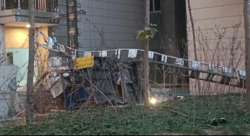 निर्माणाधीन इमारत की अस्थाई लिफ्ट के गिरने से इंजीनियर की मौत निर्माणाधीन इमारत की अस्थाई लिफ्ट के गिरने से इंजीनियर की मौत