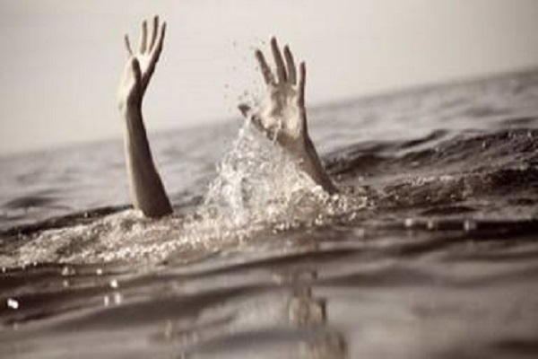 समुद्र में दो लड़के डूबे, तीन को बचाया गया समुद्र में दो लड़के डूबे, तीन को बचाया गया