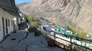 जोशीमठ में होटल मालिकों, स्थानीय लोगों को मनाने के प्रयास जोशीमठ में होटल मालिकों, स्थानीय लोगों को मनाने के प्रयास