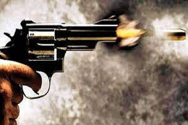 चलती बस में छात्रा को गोली मारकर युवक फरार, हालत गंभीर चलती बस में छात्रा को गोली मारकर युवक फरार, हालत गंभीर