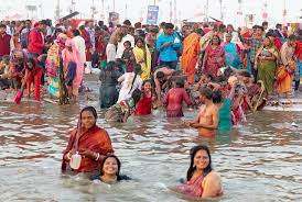 खुशनुमा मौसम के बीच 7.5 लाख श्रद्धालुओं ने लगाई संगम में डुबकी खुशनुमा मौसम के बीच 7.5 लाख श्रद्धालुओं ने लगाई संगम में डुबकी