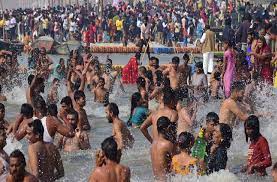 खुशनुमा मौसम के बीच 14.20 लाख श्रद्धालुओं ने लगाई संगम में डुबकी खुशनुमा मौसम के बीच 14.20 लाख श्रद्धालुओं ने लगाई संगम में डुबकी