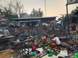 बाजार में आग लगने से लाखों रुपये की सब्जियां नष्ट बाजार में आग लगने से लाखों रुपये की सब्जियां नष्ट