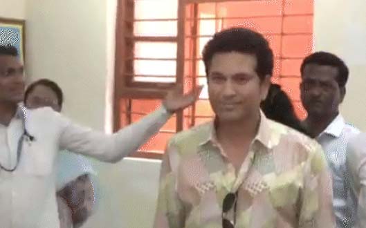 महाराष्ट्र: अक्षय कुमार और सचिन तेंदुलकर समेत कई हस्तियों ने डाला वोट महाराष्ट्र: अक्षय कुमार और सचिन तेंदुलकर समेत कई हस्तियों ने डाला वोट