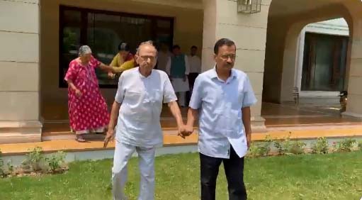 आप मेरे बुजुर्ग और बीमार माता-पिता को क्यों निशाना बना रहे हैं: प्रधानमंत्री से केजरीवाल ने कहा आप मेरे बुजुर्ग और बीमार माता-पिता को क्यों निशाना बना रहे हैं: प्रधानमंत्री से केजरीवाल ने कहा