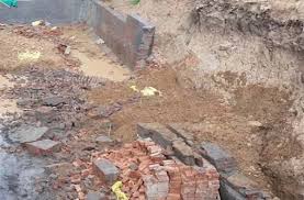 निर्माणाधीन इमारत की दीवार गिरने से तीन मजदूरों की मौत निर्माणाधीन इमारत की दीवार गिरने से तीन मजदूरों की मौत